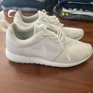 Used Nike roshe runs size 10 womens